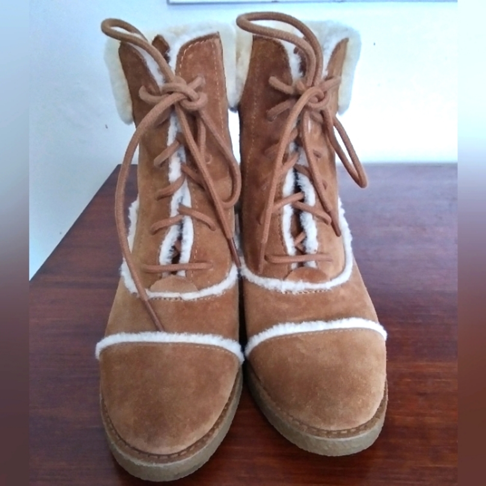 LIKE NEW UGG Women's Esterly Heeled Lace Up Ankle Boots in Chestnut Suede size 6